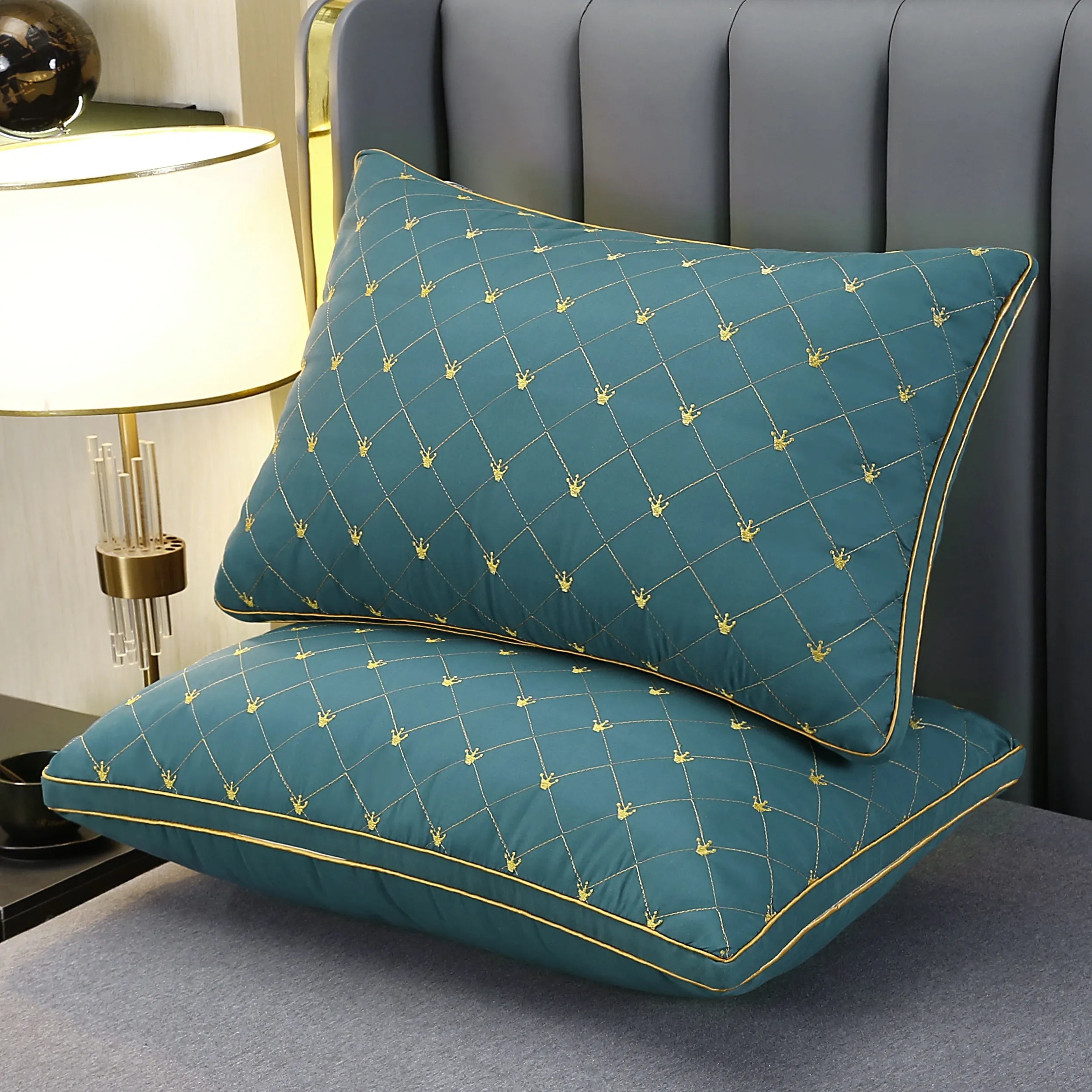 Travesseiro-Luxuoso-de-Veludo-com-Penas-Macias-Ortoluxxe