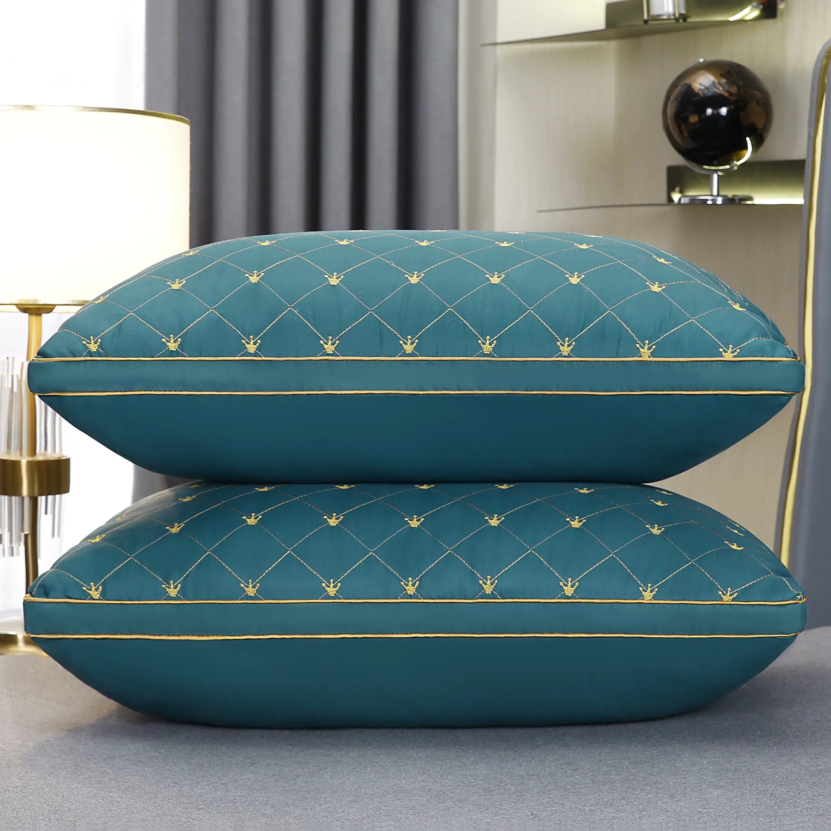 Travesseiro-Luxuoso-de-Veludo-com-Penas-Macias-Ortoluxxe