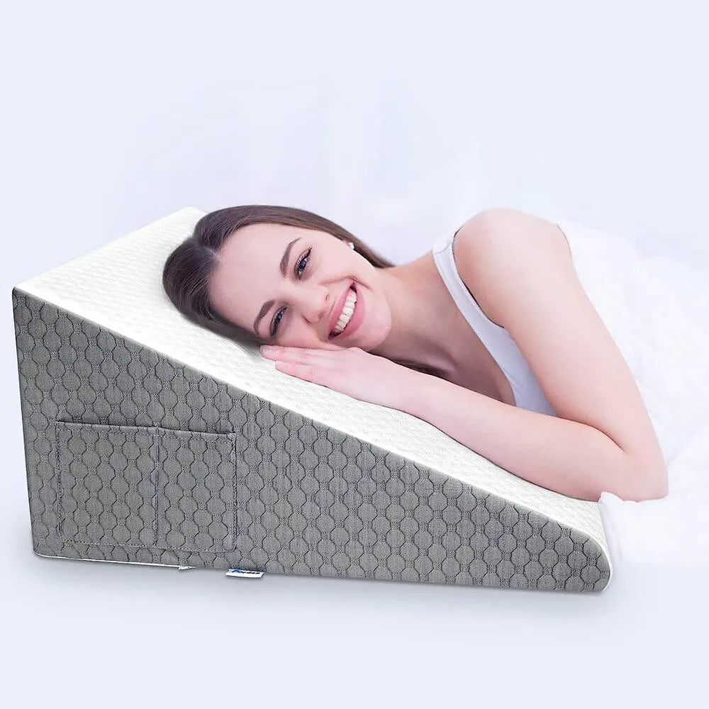 Travesseiro OrtoCune Suporte Triangular para Refluxo Ácido e Pós-Cirurgia